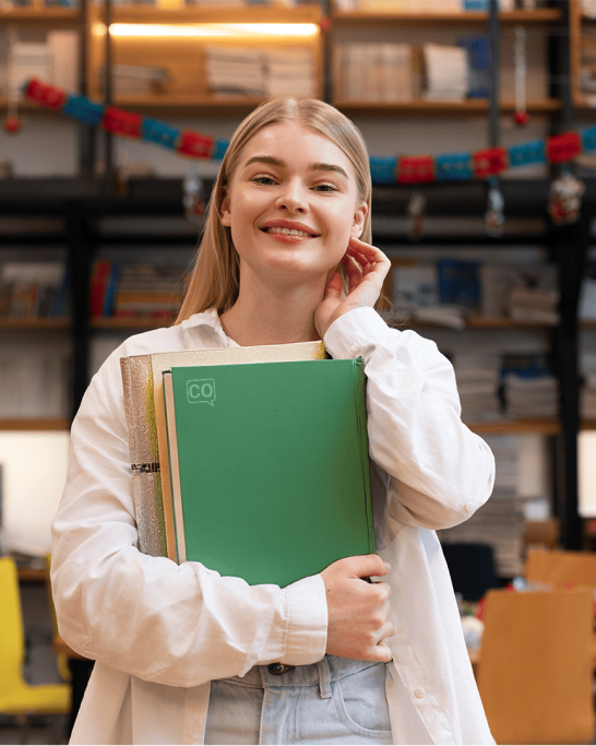 Professor olhando para a câmera com materiais de aprendizagem de idiomas